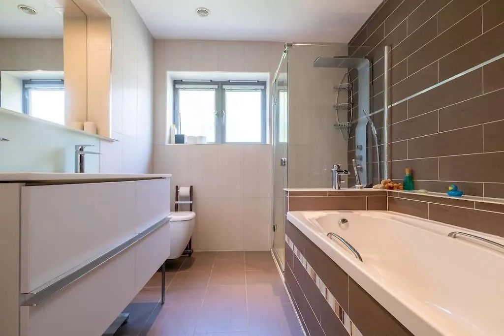 Stunning 5-Bed 3-Bath House Close To The Sea! Hove Vakantiehuis