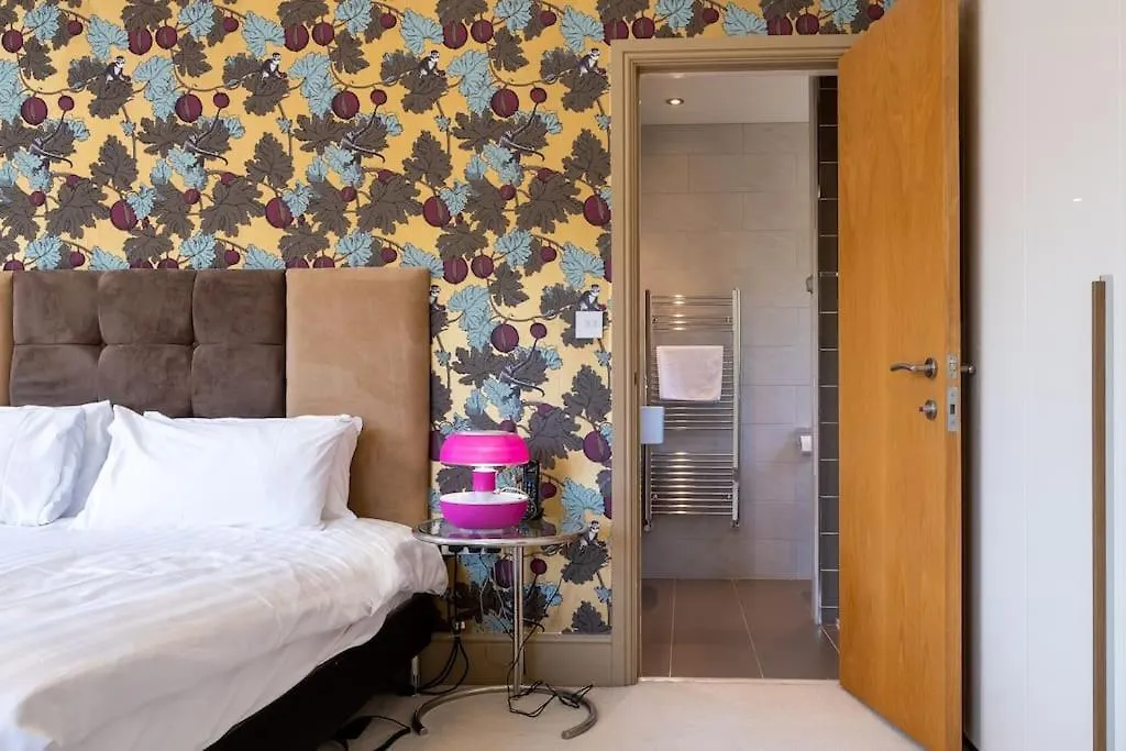 Stunning 5-Bed 3-Bath House Close To The Sea! Hove