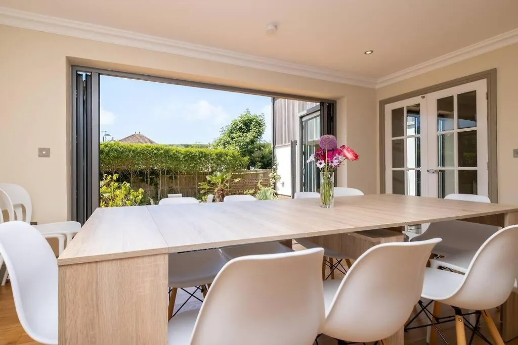 Stunning 5-Bed 3-Bath House Close To The Sea! Hove