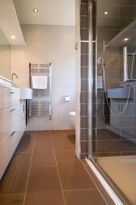 Stunning 5-Bed 3-Bath House Close To The Sea! Hove Vakantiehuis