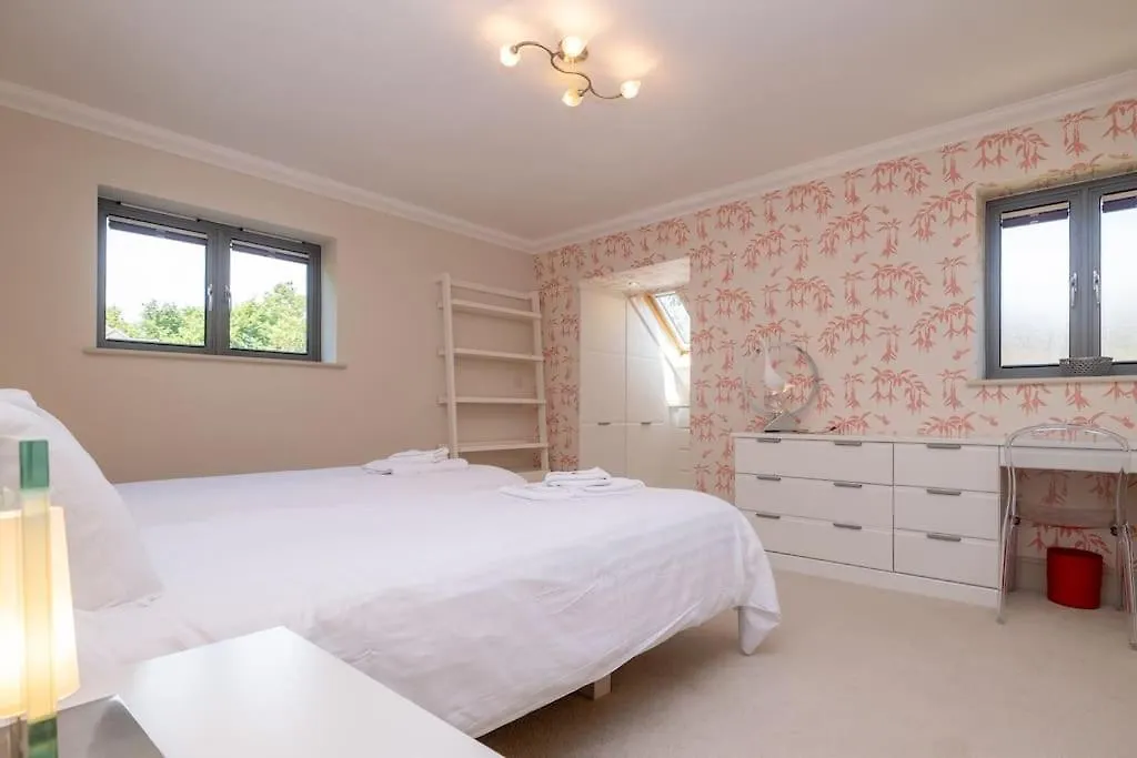 Stunning 5-Bed 3-Bath House Close To The Sea! Hove Vakantiehuis
