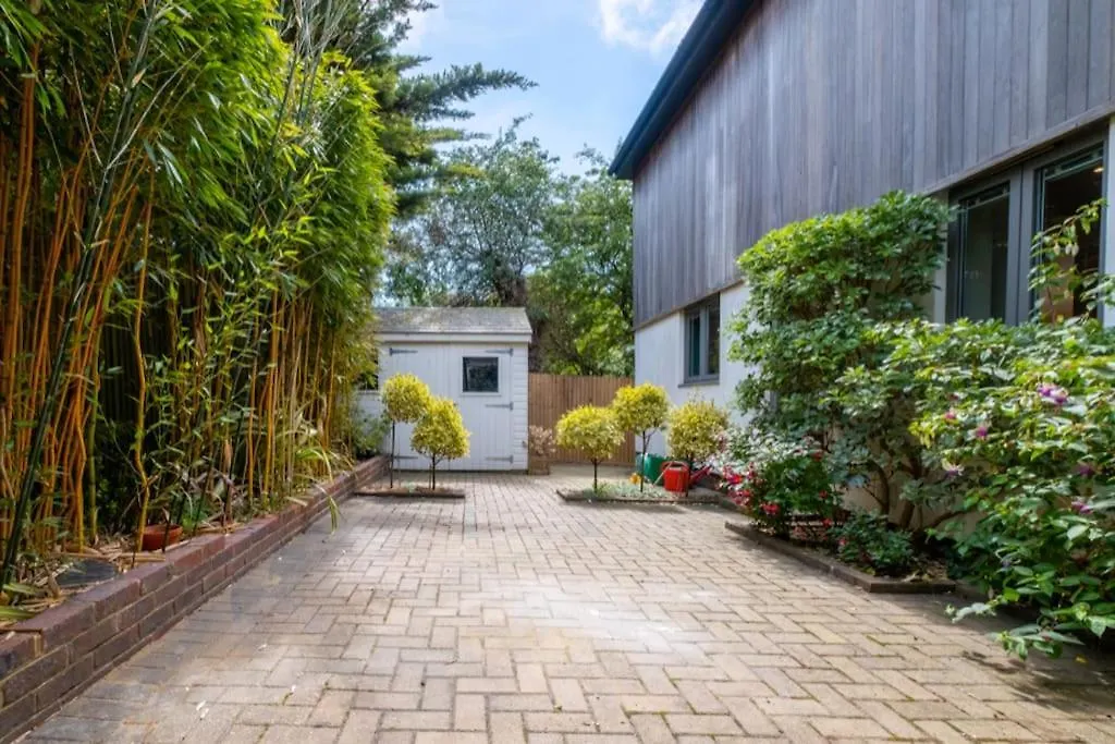 Stunning 5-Bed 3-Bath House Close To The Sea! Hove