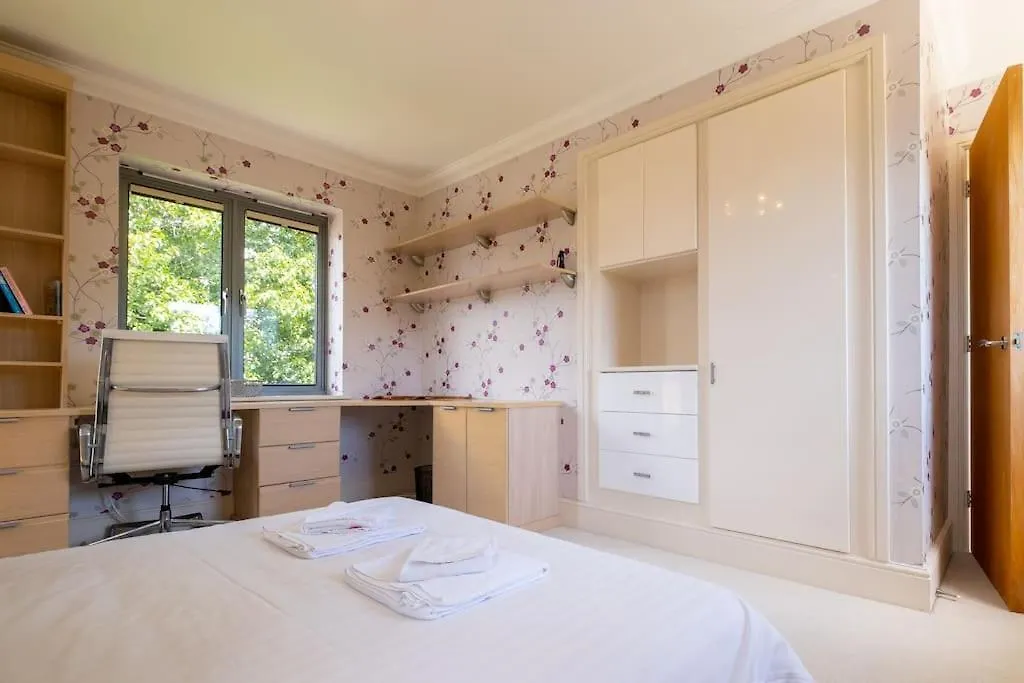 Stunning 5-Bed 3-Bath House Close To The Sea! Hove Vakantiehuis