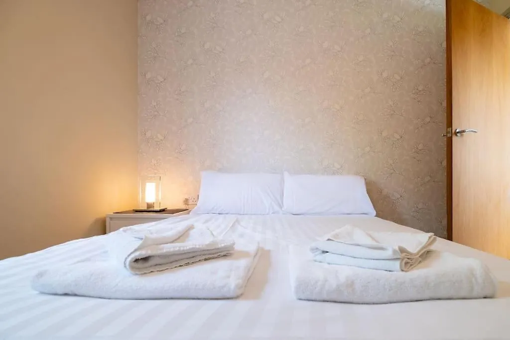 Stunning 5-Bed 3-Bath House Close To The Sea! Hove Vakantiehuis