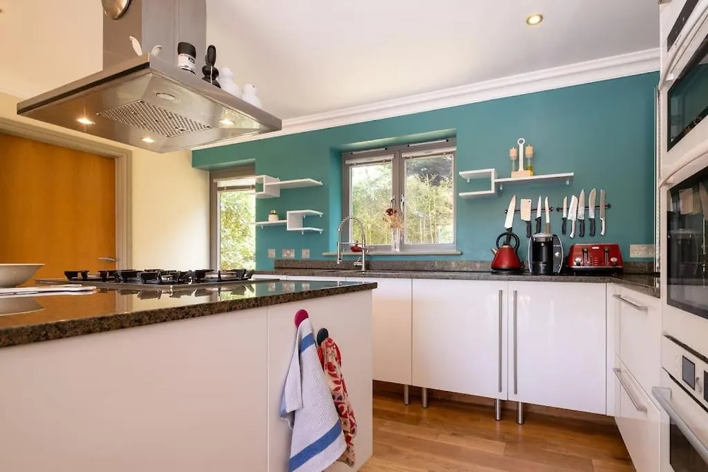 Stunning 5-Bed 3-Bath House Close To The Sea! Hove Vakantiehuis