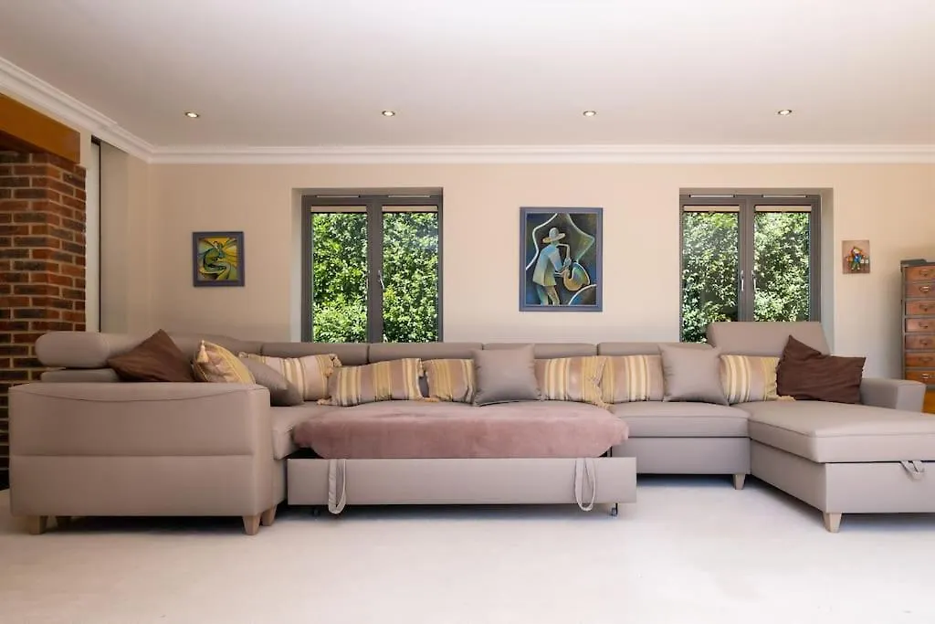 Stunning 5-Bed 3-Bath House Close To The Sea! Hove Vakantiehuis