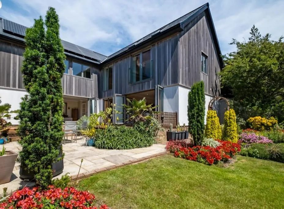 Stunning 5-Bed 3-Bath House Close To The Sea! Hove